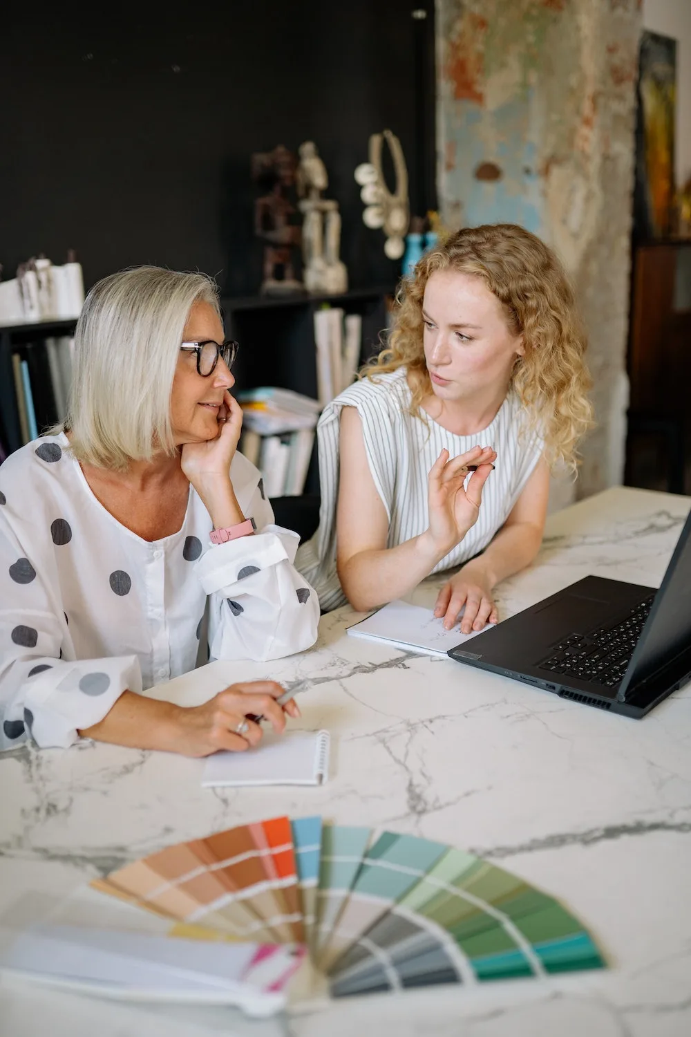 Business Intuition üben - zwei Frauen im Gespräch